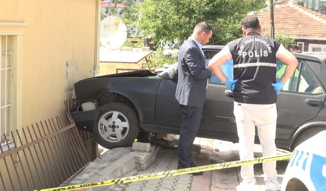 Sürücüsü fenalaşan otomobil duvara çarptı: 1 ölü, 1 yaralı