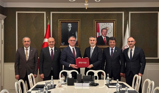 Van heyetinden Bakan Bak’a önemli ziyaret: Yeni stadyum projesi masaya yatırıldı!