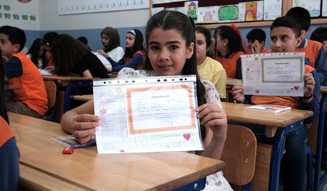 Van’daki öğrencilerin karne heyecanı: Yaz tatili başladı!