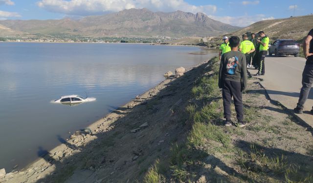 Van'da virajı alamayan otomobil göle uçtu, 2 kişi yaralandı!