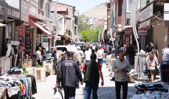 Van’da klasikleşen bayram manzarası: Van yine Hindistan!
