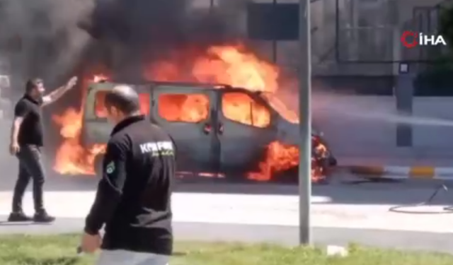 Van’da park halindeki minibüs alev alev yandı