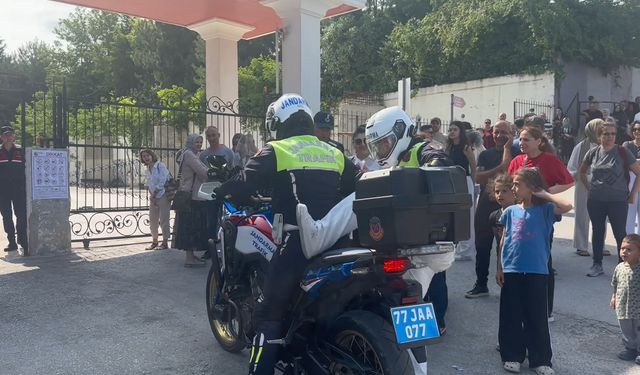 Geç kalan öğrenciyi YKS’ye jandarma ekipleri yetiştirdi