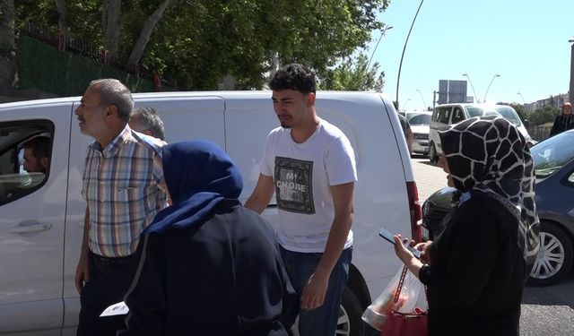 YKS'ye geç kalan genç, gözyaşlarını tutamadı