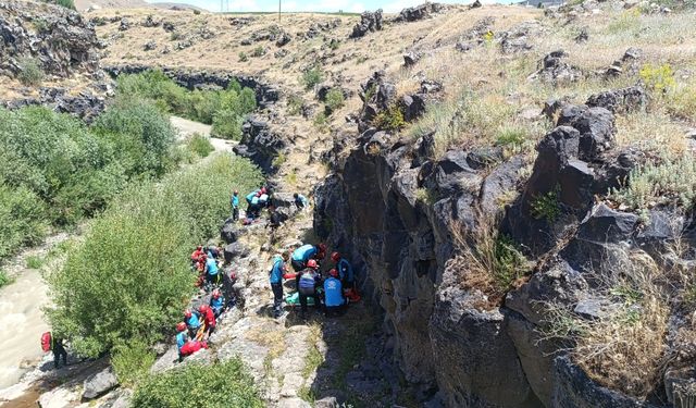 Van’da düşmeye bağlı yaralanan vatandaşları kurtarma tatbikatı