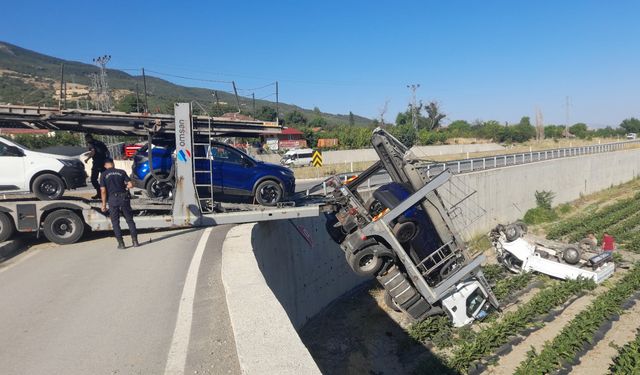 Tır ile kamyonet tarlaya uçtu: 2 yaralı