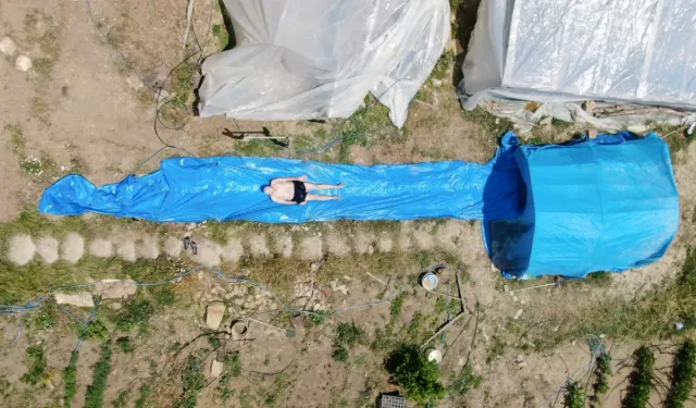 Sıcaklardan bunalan adam evinin bahçesine aquapark kurdu!