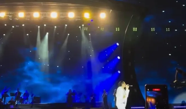 Bayhan, sahnede şarkı söylerken yere düştü!