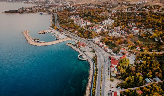 Van’da yeni yaşam alanı kuruluyor, ilk kazma vuruldu!