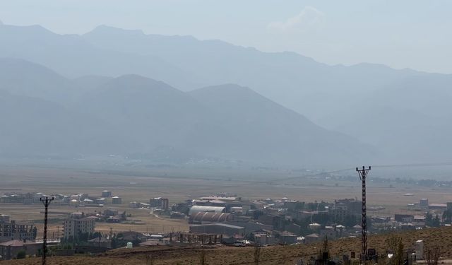 Yüksekova'da toz bulutu etkili oldu