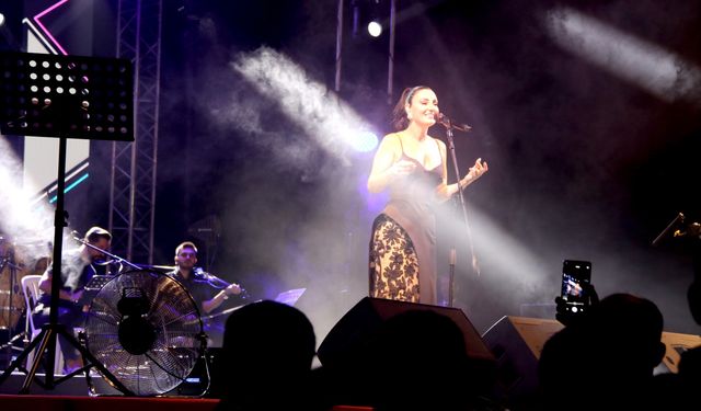 Ünlü sanatçı Sevcan Orhan Bitlislileri coşturdu