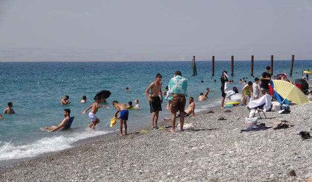 Van’ın en uğrak noktalarından biri: Masmavi suyu ve plajıyla tatilcilerin akınına uğradı!