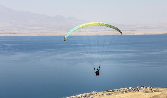 Van’da yamaç paraşütü şampiyonası başladı!