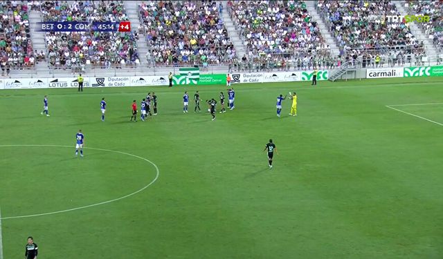 Dostluk maçı boks ringine döndü: Futbolcular yumruk yumruğa kavga etti!