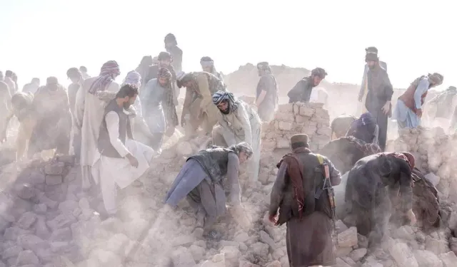 Ülke kabusu yaşıyor: Depremde hayatını kaybedenlerin sayısı 1400'ü geçti