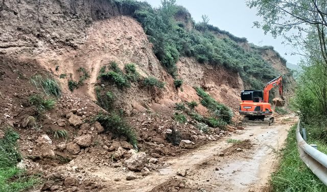 5.6 büyüklüğünde deprem: 100’den fazla ev hasar gördü