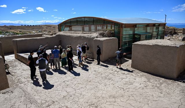 Van’da tarih ve doğanın buluştuğu 2 bin 700 yıllık kale: Akın akın turist çekiyor!