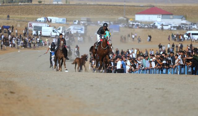 Van’ın da katıldığı geleneksel at yarışları düzenlendi!