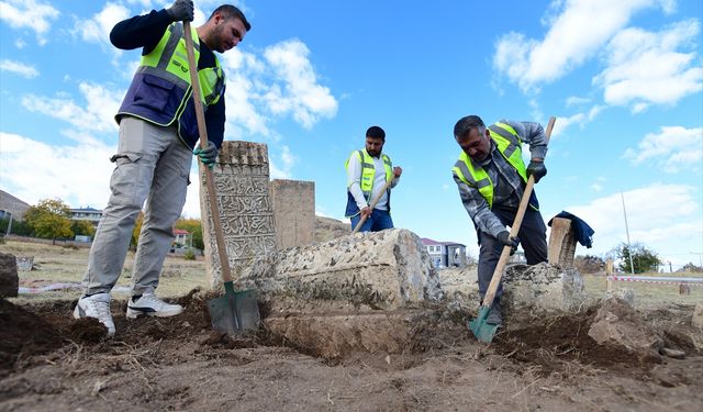 Van’da 20 yeni mezar taşı ortaya çıkarıldı