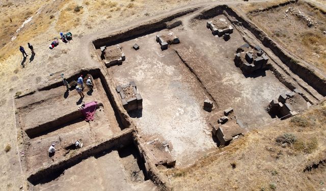 Van’daki kale ile çağdaş bir kale daha!