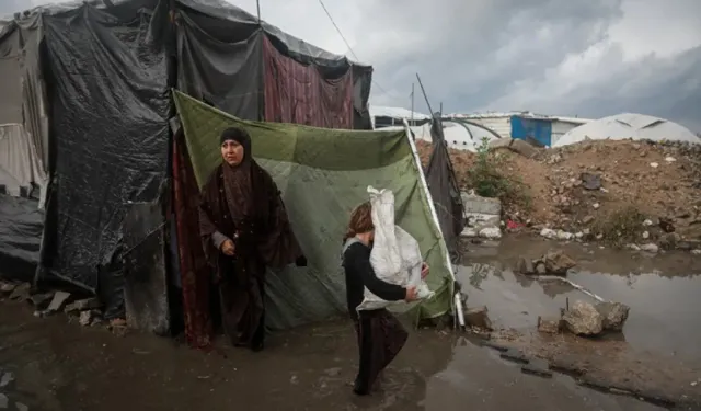 Gazze'deki Sağlık Bakanlığı, tıbbi yardım çadırlarının sular altından kaldığını açıkladı