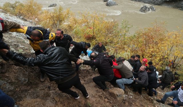 Hakkari’de Zap Suyu’na uçan kamyonet kazasında hayatını kaybedenlerin isimleri belli oldu