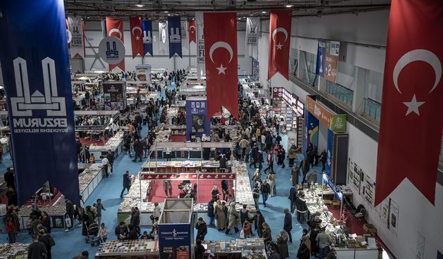 "7. Doğu Anadolu Erzurum Kitap Fuarı"nda hafta sonu yoğunluğu yaşanıyor