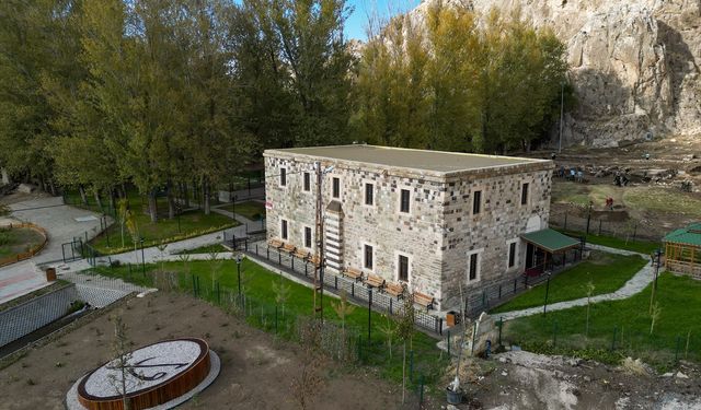 Van’da tarihi Horhor Cami’nde restorasyon sonrası ilk cemaat namazı kılındı!