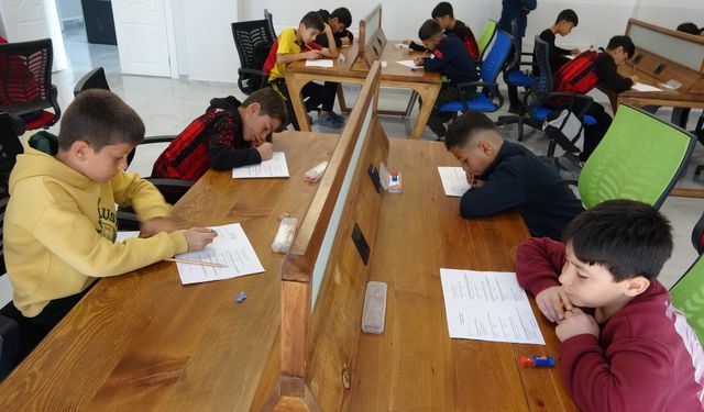 Gençlik merkezi dolup taştı, Van’da öğrenciler ara tatilde hem öğrendi hem yarıştı!