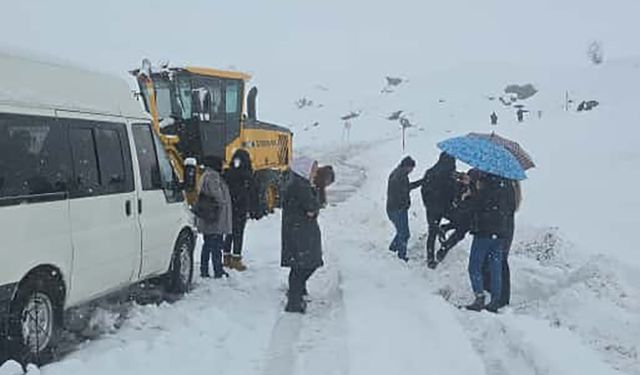 Hakkari’de mahsur kalan yolcuları belediye ekibi kurtardı