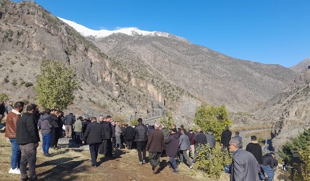 Van-Hakkari karayolundaki kazada hayatını kaybedenler Hakkari’de toprağa verildi!