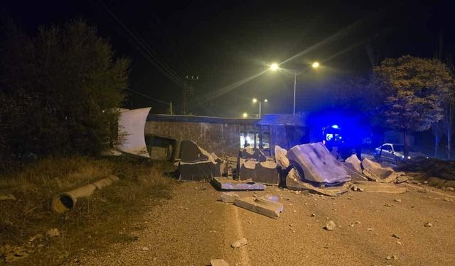 Devrilen tır yolu kapattı