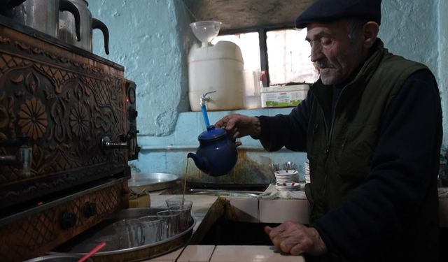 350 yıllık tarihi çay ocağında 55 yıldır çay demliyor