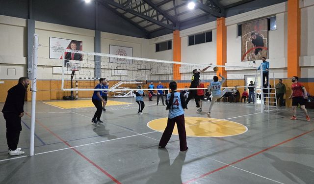 Hakkari’de 24 kasım öğretmenler günü voleybol turnuvası başladı