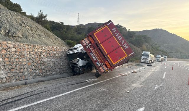 Kontrolden çıkan tır istinat duvarına çarptı: 1 yaralı