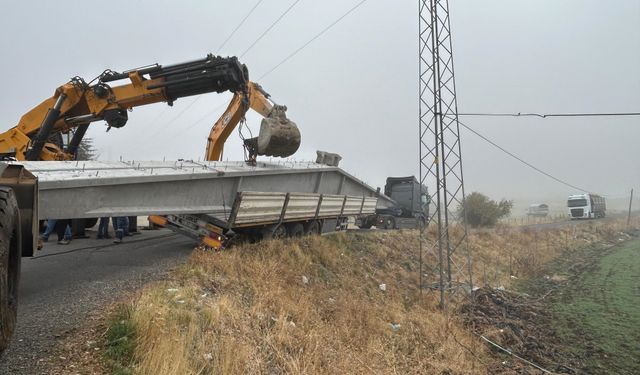 Virajı alamayan tır yan yattı