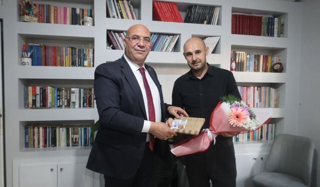 Van'da bıçaklı saldırıda ağır yaralanan öğretmene anlamlı ziyaret!