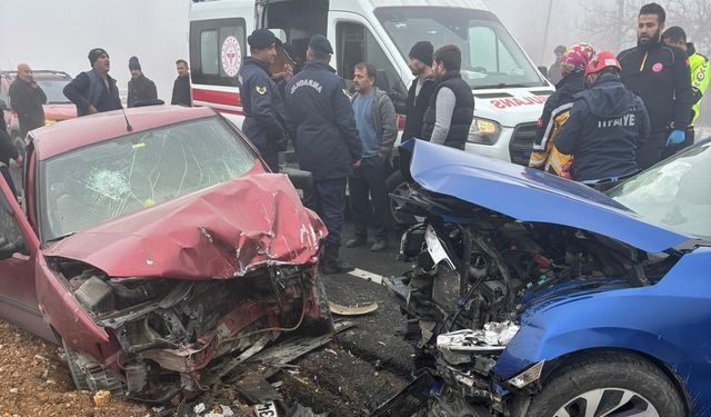 İki otomobil çarpıştı: Feci kazada 5 kişi yaralandı