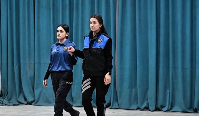 Hakkari polisinden kadın şiddetine karşı tiyatro ve sergi