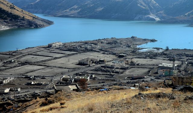 Baraj sularının çekilmesiyle köy gün yüzüne çıktı