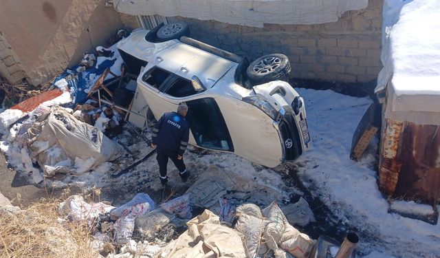 VEDAŞ personelini taşıyan araç şarampole yuvarlandı!