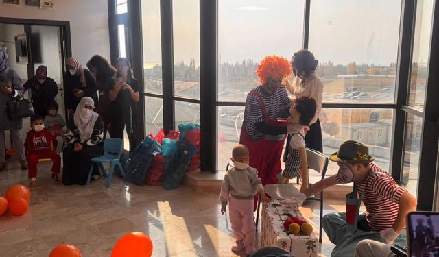 Van’da konservatuvar sanatçılarından lösemili çocuklara moral etkinliği