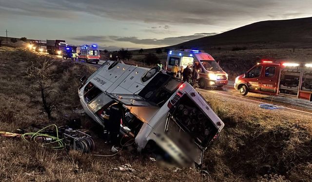 Son dakika! Yolcu otobüsü devrildi: 2 ölü, 21 yaralı...