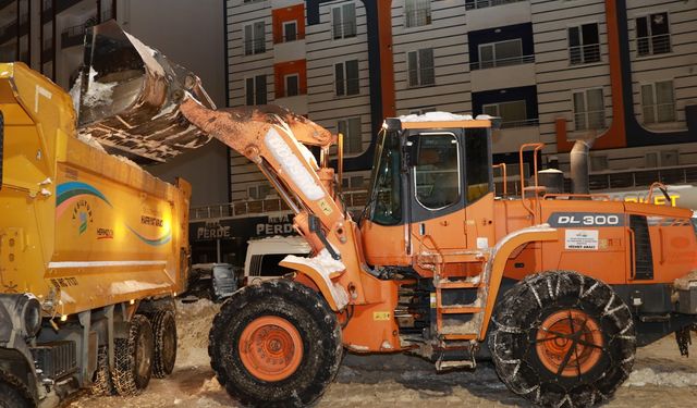 İpekyolu Belediyesi karla mücadele için gece-gündüz mesai yapıyor!