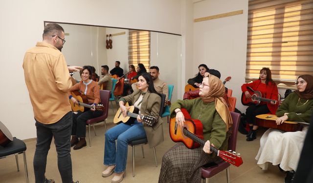Van’da ücretsiz bağlama ve gitar kurslarında ilk ders yapıldı!