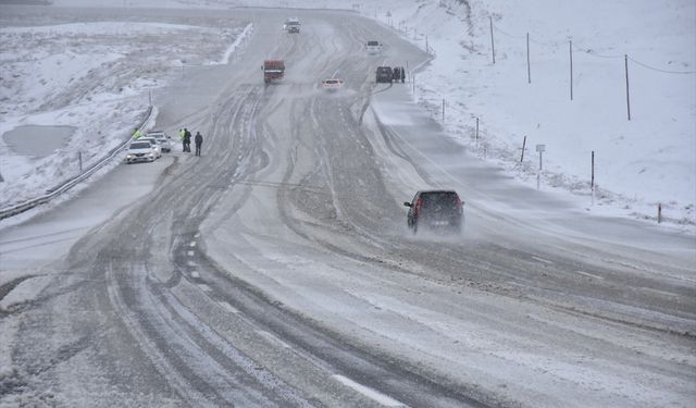 Van'da kar yağış: 17 yerleşim yerine ulaşım sağlanamıyor!