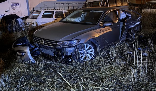 İki aracın çarpıştığı kazada 1 kişi öldü, 6 kişi yaralandı!