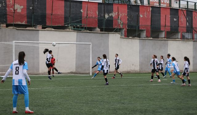 Vangücü Kadın Futbol Takımı, Erzincan ekibini farklı mağlup etti