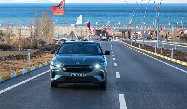Van'da 15 yıllık hasret sona erdi, kentin omurgasını oluşturan yol ulaşıma açıldı!