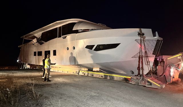 Van’dan çıkan 45 tonluk gemi Erzurum’da yola oturdu!